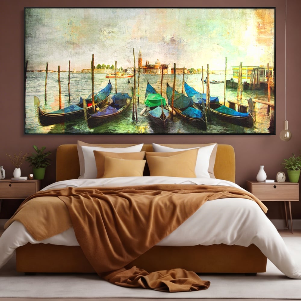 Tablou canvas cu pictura orizontala cu gondole in venetia, in rama de aluminiu negru, pe perete intr-un dormitor
